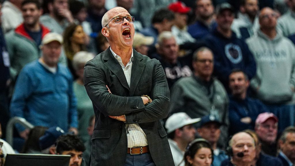 Hurley: Regret remarks, but not changing as coach